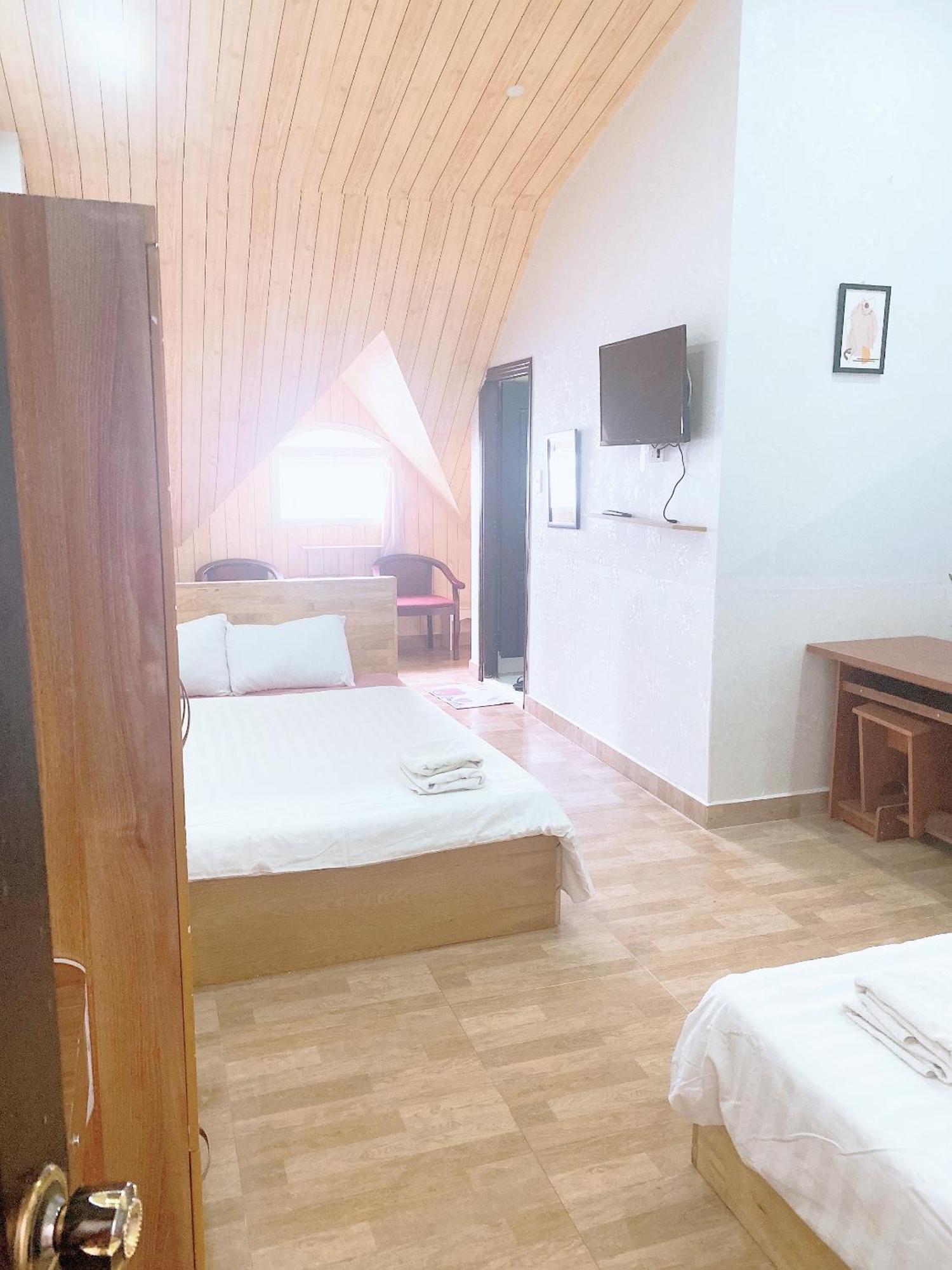 Trí đức Khách sạn *